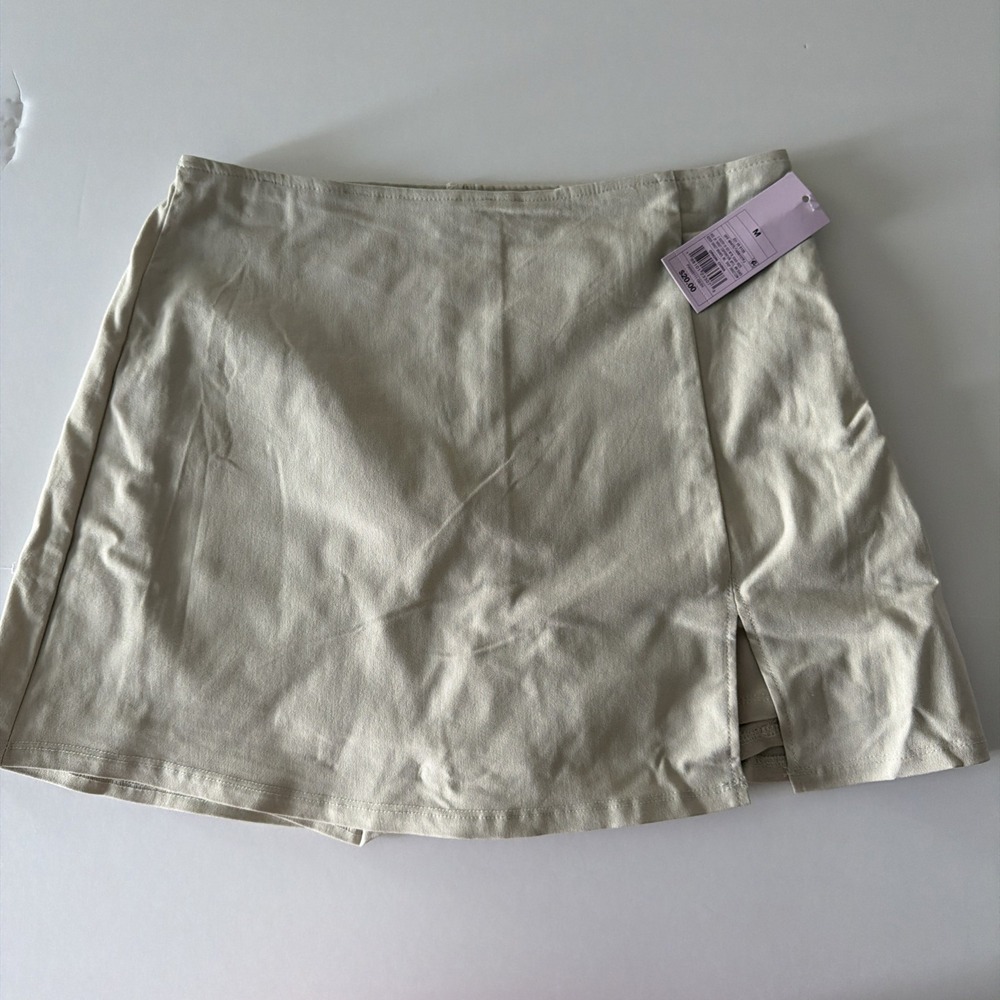 NWT Wild Fable Beige Mini Skirt Skort Size Medium Side Zip Slit 1648